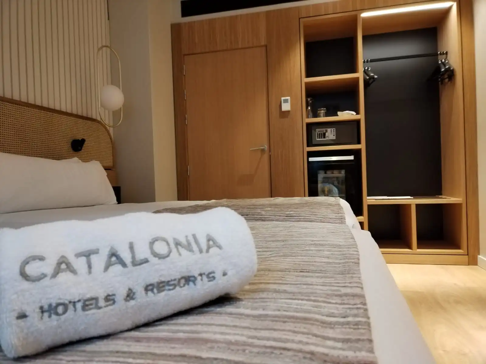 Habitación con carpintería interior de madera
