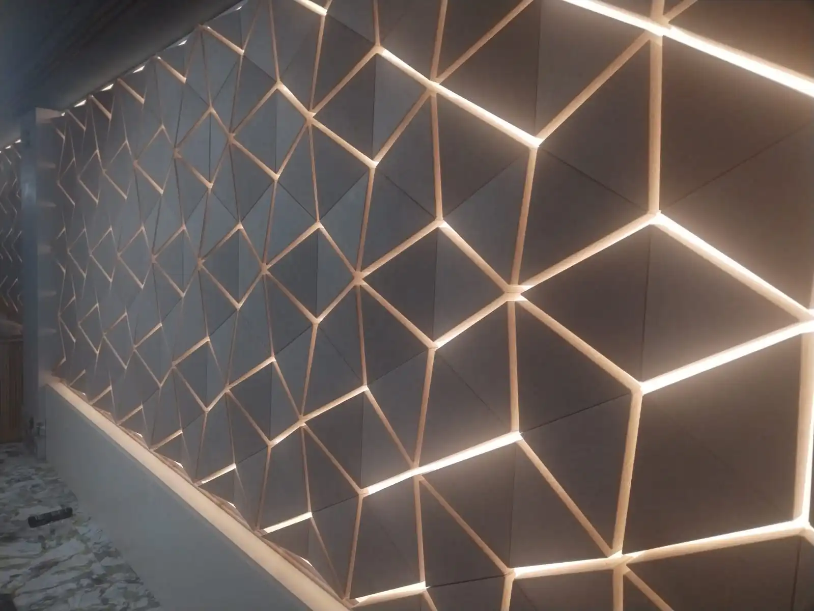 Panelado decorativo de madera con iluminación integrada