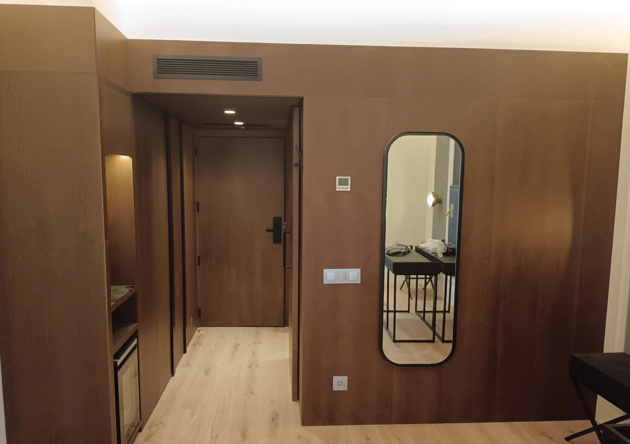 Revestimiento de madera en espacio interior